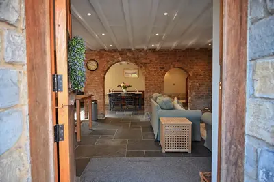 Image de A spacious, dog friendly, country cottage with riverside walks and a pub nearby.