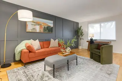 Image de \"Amber and Pine\" 1 King 2 Queen Beds close to Dt!