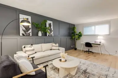 Image de \"Dusk\" 3 Bdrm Lower Suite in Tuxedo Park!