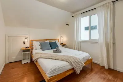 Image de \"The Vintage\"2 Bdrm, mins to Dt and Train Station!