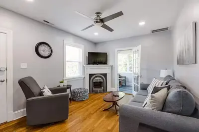 Image de Cozy Cape with fenced yard near Carytown