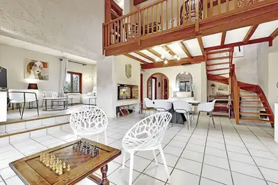 Image de Villa près de : Lac, Groupama Stadium, Ldlc Aréna, Eurexpo, 2  Aéroports, Lyon