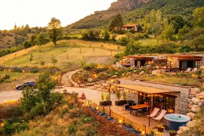 Image de Hébergement insolite avec jacuzzi et paddle