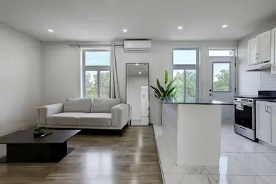 Image de Modern Mtl Getaway– A Sleek Ndg Escape