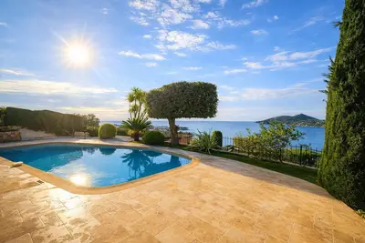 Image de Villa vue mer climatisée avec piscine – 6 chambres – À proximité des plages