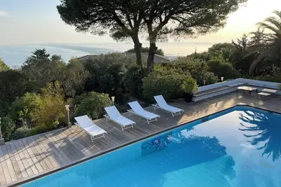 Image de Vue époustouflante et calme absolu au sommet du Mont Saint Clair.
