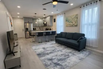 Image de Bright Renovated 3br Apartment w Private Entrance