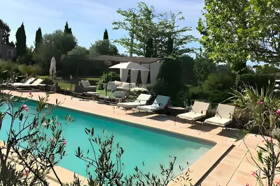 Image de Gîte de charme au pied du Ventoux avec piscine partagée, Wi-Fi et climatisation