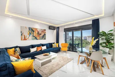 Image de Pool View 3br & 2ba, 5-min to Train Station & Beach, Elevator & Balcony