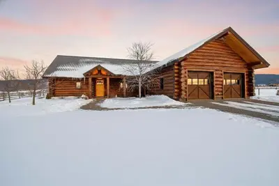 Image de Authentic Log Cabin on 4 Acres - Sunset Hot Tub