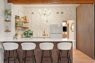 Image de Downtown Kalispell Mid-Century Loft w/ Pool Table