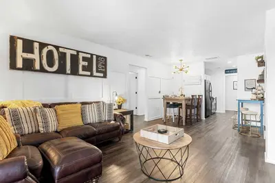 Image de Ashley's Luxurious Snuggery