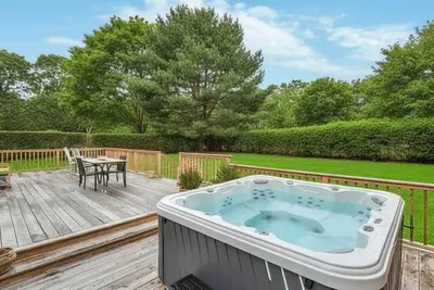 Image de Charming Southampton Village Home, close to town, quiet and private, great. . .