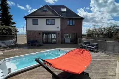 Image de Hot tub - Bbq - Garden - Parking - Sleeps 8