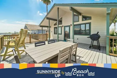 Image de Canal Home with Two Docks and Large Gameroom