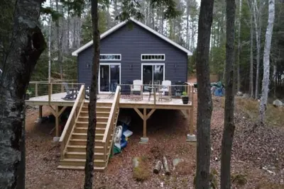 Image de Private 3-bedroom waterfront house with dock and paddle boards.