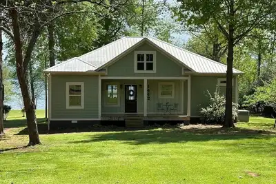 Image de Lake Therapy Cottage with 3bds/2baths with exceptional Lake Front Views.