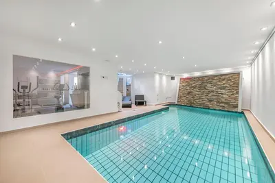 Image de Luxury bungalow with heated private pool, sauna & discreet and central location.