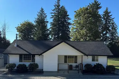 Image de Peaceful-Cozy Home! \nModern Touches & Outdoor\nSpace!