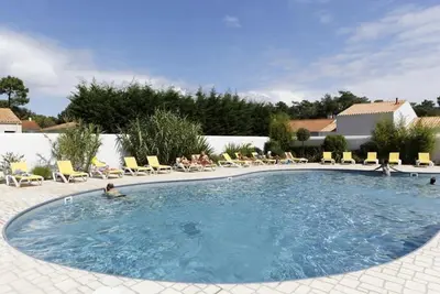 Image de ZEcamping 4* familial piscine chauffée 2km plage fitness locatif Tv