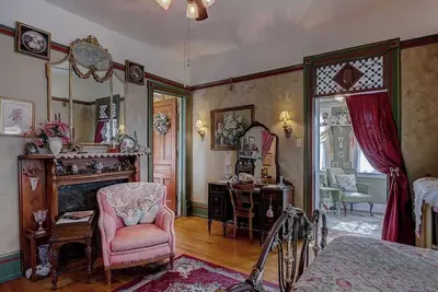 Image de Laura Sue 3 Rm Suite Queen Bed + 2 Twins. Sunroom