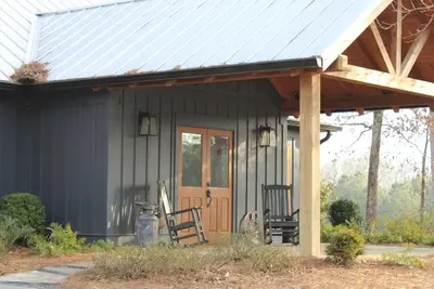 Image de Welcome to our peaceful rustic farmhouse retreat, nestled on private acreage.