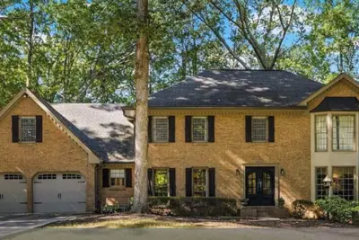 Image de Executive 5-Br Home w Hot Tub/ GameRoom/ East Cobb