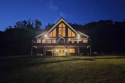 Image de Mountain Chalet w/ Lake Access + Views, Fireplace Deck, Sleeps 8 Stoneham Me