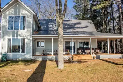 Image de Gorgeous 6 bedroom, 6 1/2 bath home on all-sports Bass Lake in Interlochen