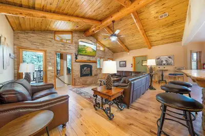 Image de Classy, custom 6br cabin. 3, 800 square feet on 2 acres w hot tub, game room