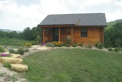 Image de The Aster Cabin. 10 Minutes from Downtown Dubuque. Lorelei Cabin Collection