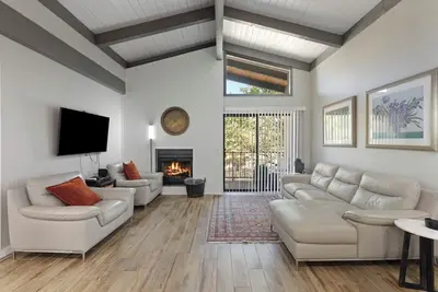 Image de 2br Sedona condo with pool, hot tub, fireplace, balcony and garden views.