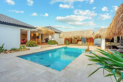 Image de Bali-Inspired 7br Private Oasis Walk to Palm Beach