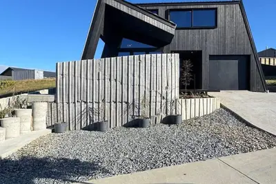 Image de Blue Steel Architectural Lake & mountain views