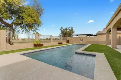 Image de Luxurious home on golf course in gated community in Goodyear, w/ large lap pool.