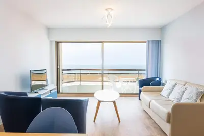 Image de Appartement moderne avec vue frontale sur la mer