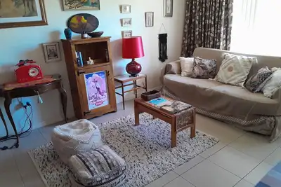 Image de Colour Pop Cottage - A vibrant courtyard retreat perfect for long stays