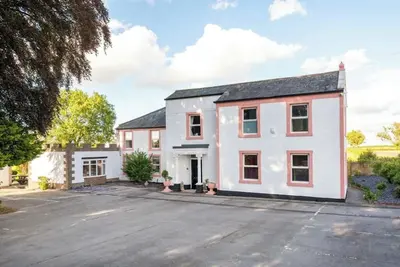 Image de Big Pink House – Unique Group Getaway with Hot Tub, Games Room & Sleeps 22