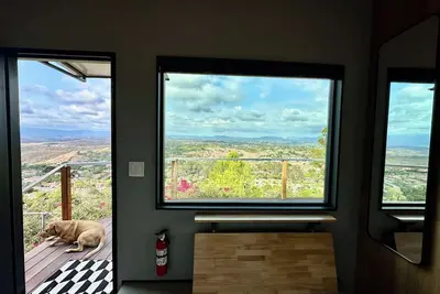 Image de Sanctuary Modern Tiny Home, Endless Panoramic Views, Hardwood Deck, Pool and Spa