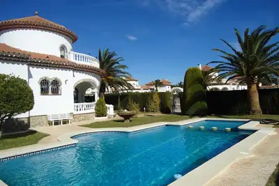 Image de Villa spacieuse près de la plage avec piscine privée