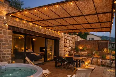 Image de Hébergement insolite avec jacuzzi et paddle