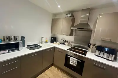 Image de Chic Central Apt Focus on Luxury & Unique Features