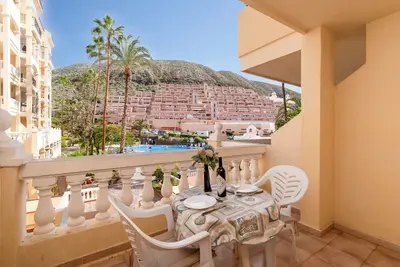Image de Central Studio Apartment. Communal Heated Pool