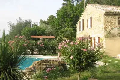 Image de Maison en pierre naturelle dans un cadre pittoresque et isolé près de Sablet