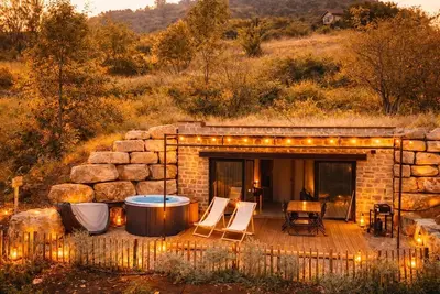 Image de Hébergement insolite avec jacuzzi et paddle