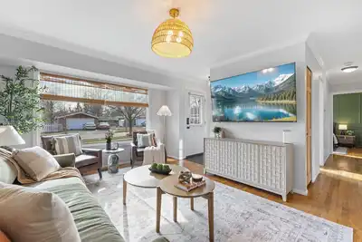 Image de Luxury Look in Plymouth I Walk to Downtown l Sleeps 8 I Foosball & Games