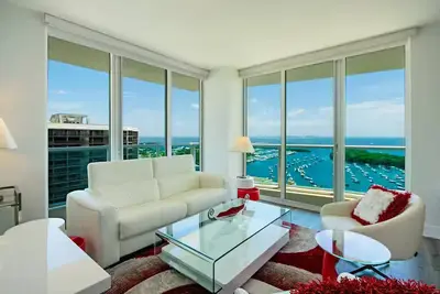 Image de Coconut Grove Condos with Beautiful Balcony Views