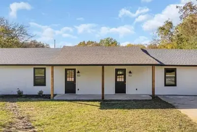 Image de Freshly remodeled 2br modern rustic duplex in Ardmore, Ok. Features King & Queen beds, open living area, full kitchen, and private access. Minutes from dining, shopping, and parks—perfect for business trips, extended stays, or weekend getaways.