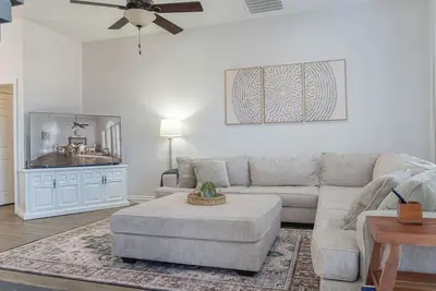 Image de Escape to our spacious modern home in the Dallas-Fort Worth area! Perfect for families and friends, it features multiple living areas, a full kitchen, private backyard, and easy access to Arlington, Dallas, and Fort Worth attractions.