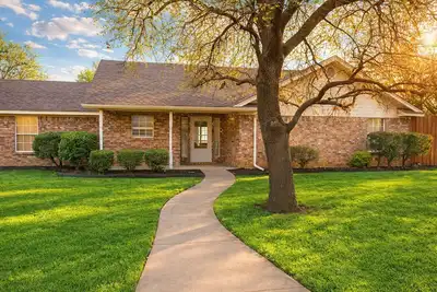 Image de Escape to Floral Cottage, a charming 3-bed, 2-bath retreat in Gainesville for up to 8 guests. This peaceful home in a quiet residential area features a private pool & spacious yard. Perfect for families or groups seeking a relaxing getaway.